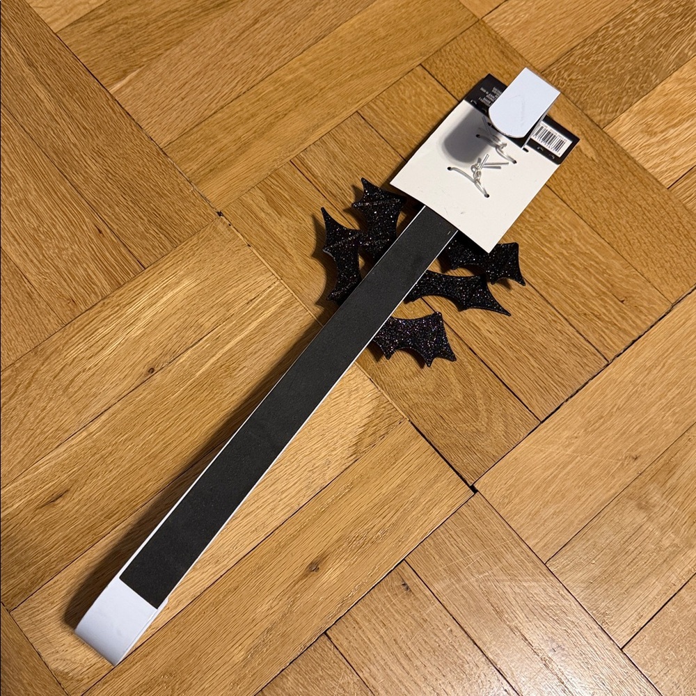 NWT 15” White Over-the-Door Hook with 3 Black Glitter Bats 🦇 - Picture 4 of 7